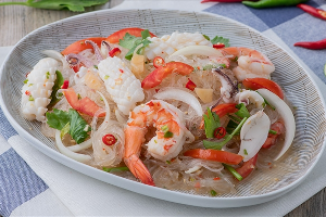 ยำวุ้นเส้นรวมมิตรทะเล	ញាំមីសួរគ្រឿងសមុទ្រ	Glass noodle Spicy salad with seafood