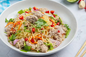 ยำมาม่าหมูสับ	ញាំមីម៉ាម៉ាសាច់ជ្រូកចិញ្ច្រាំ	Mama noodle Spicy salad with minced pork