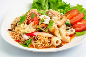  ยำมาม่ารวมมิตรทะเล	ញាំមីម៉ាម៉ាគ្រឿងសមុទ្រ	Mama noodle Spicy salad with seafood