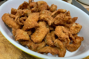 หนังไก่ทอด	ស្បែកមាន់បំពង	Crispy Fried Skin Chicken
