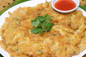 ไข่เจียวหมูสับ	អូមេឡែតសាច់ជ្រូកចិញ្ច្រាំ	Omelette minced pork