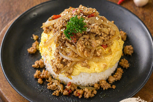 ข้าวไข่ข้นไก่สับผัดพริก