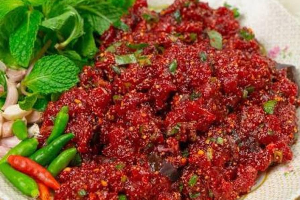 ก้อยขมเนื้อ  កយខុមសាច់គោ Koi Khom Beef