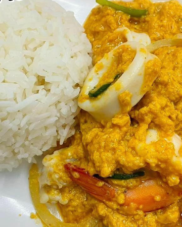 ข้าวผัดผงกระหรี่ทะเลรวม