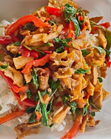 ข้าวผัดกระเพราไก่ย่าง