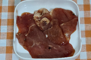 หมูหมักพริกไทยดำ 