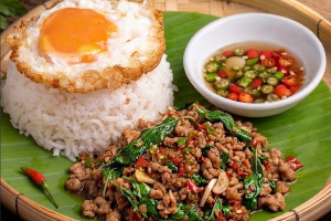 ผัดกะเพราหมูสับ ราดข้าว+ไข่ดาว