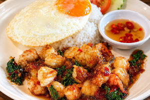กระเพรากุ้งไข่ดาว