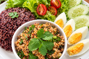 ข้าวลาบอกไก่ไข่ต้ม(ข้าวไรซ์เบอรี่