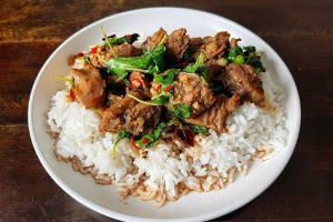 ข้าวกะเพราเนื้อ