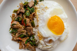 ข้าวกะเพราเนื้อไข่ดาว