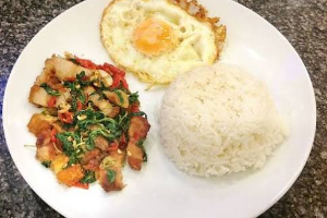 ข้าวกะเพราหมูกรอบไข่ดาว