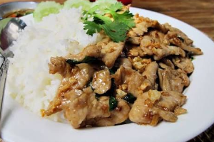 ข้าวไก่ทอดกระเทียม