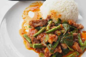 ผัดพริกแกงหมู